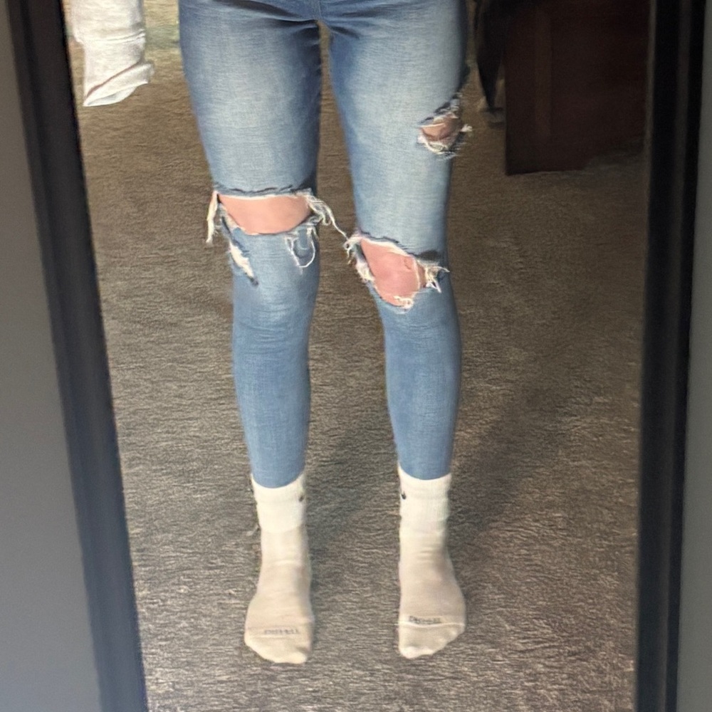 Women's ripped American Eagle jeans SIZE 4